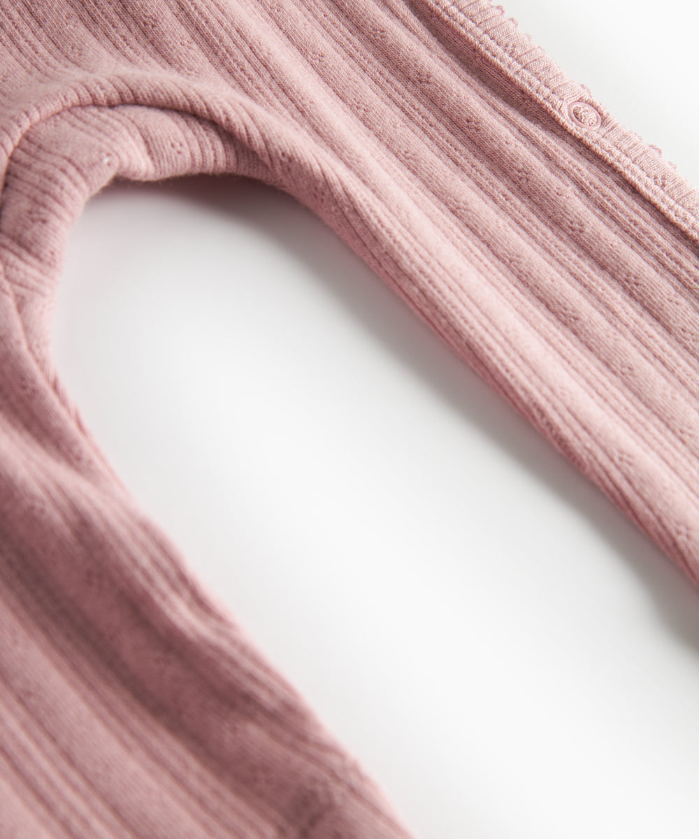 Rosa pointelle heldragt til baby med lange ærmer og slå-om lukning