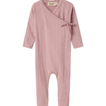 Rosa pointelle heldragt til baby med lange ærmer og slå-om lukning