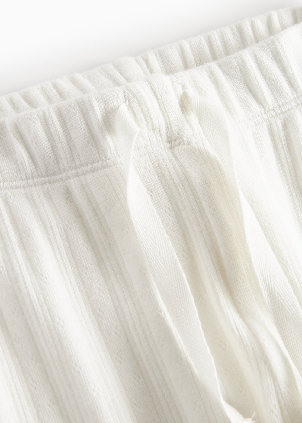 Hvide pointelle bukser til børn med bindebånd og ribkanter