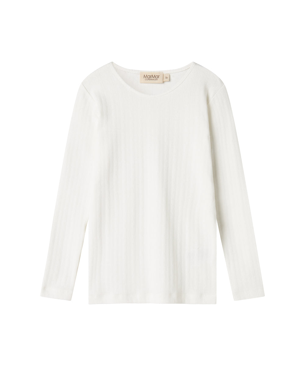 Pige iført rosa pointelle bluse, jakke og tørklæde