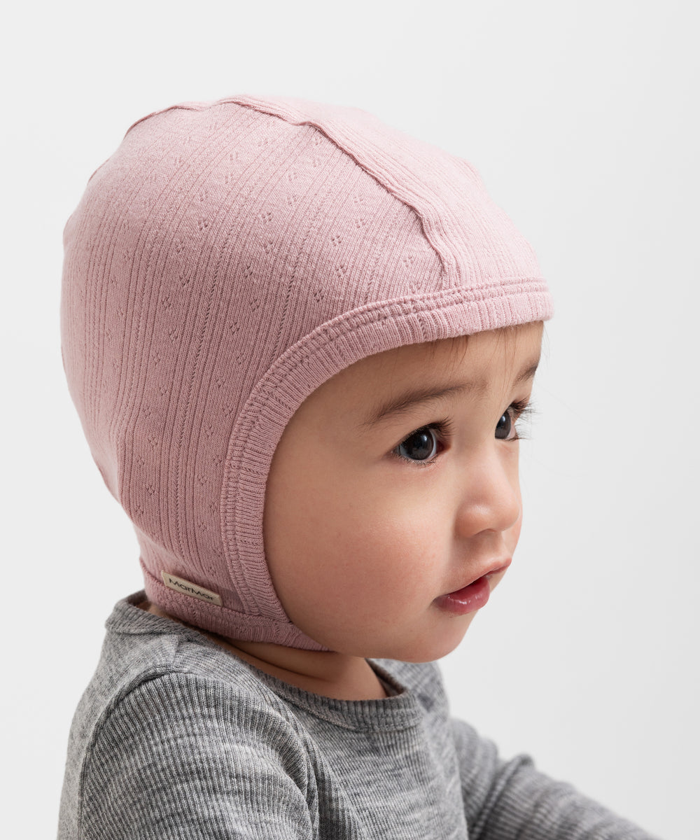 Børn iført rosa pointelle hjelm