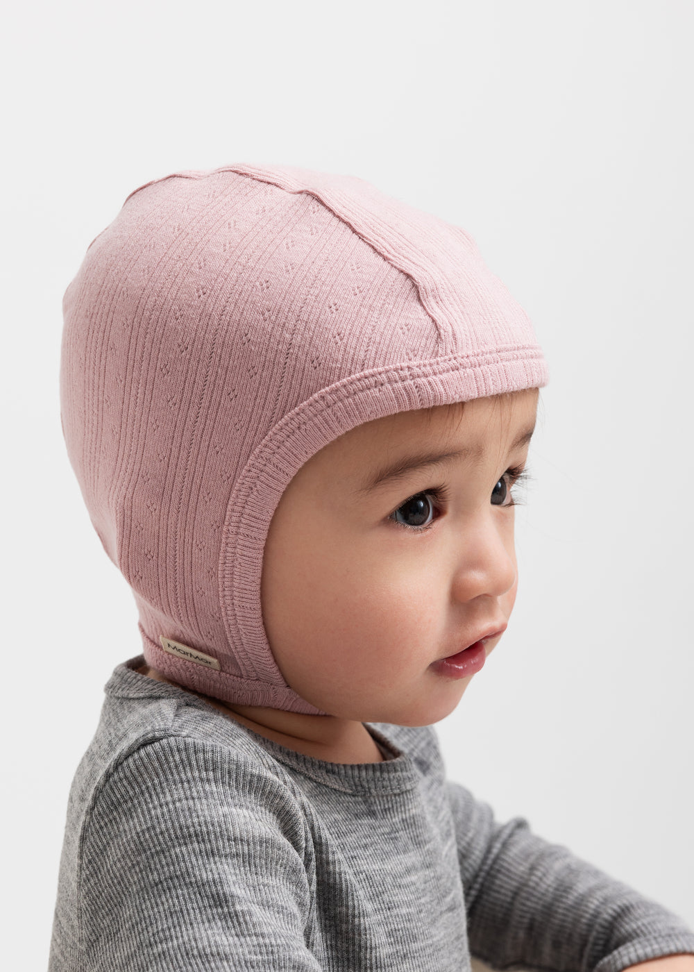 Børn iført rosa pointelle hjelm