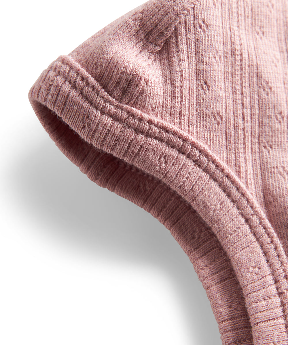 Rosa pointelle hjelm til baby