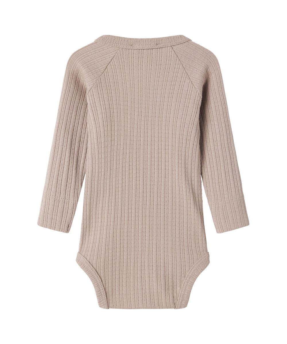 Beige pointelle slå-om body med lange ærmer til baby