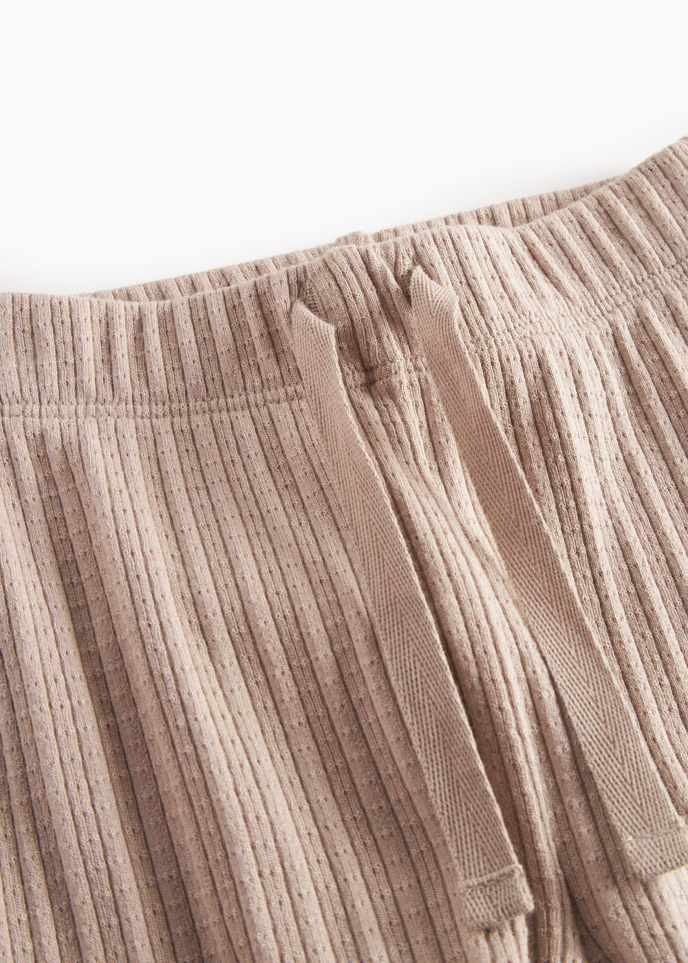 Beige pointelle babybukser med snøre og elastik i taljen