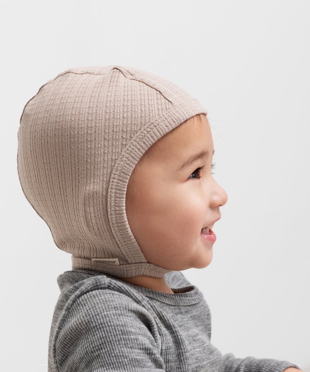 Børn iført beige ribstrikket elefanthue og grå bluse