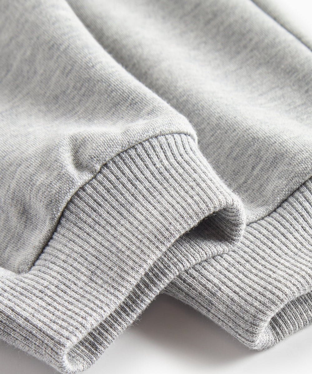 Detalje af ribkant ved ærme på grå sweatshirt