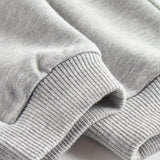 Detalje af ribkant ved ærme på grå sweatshirt