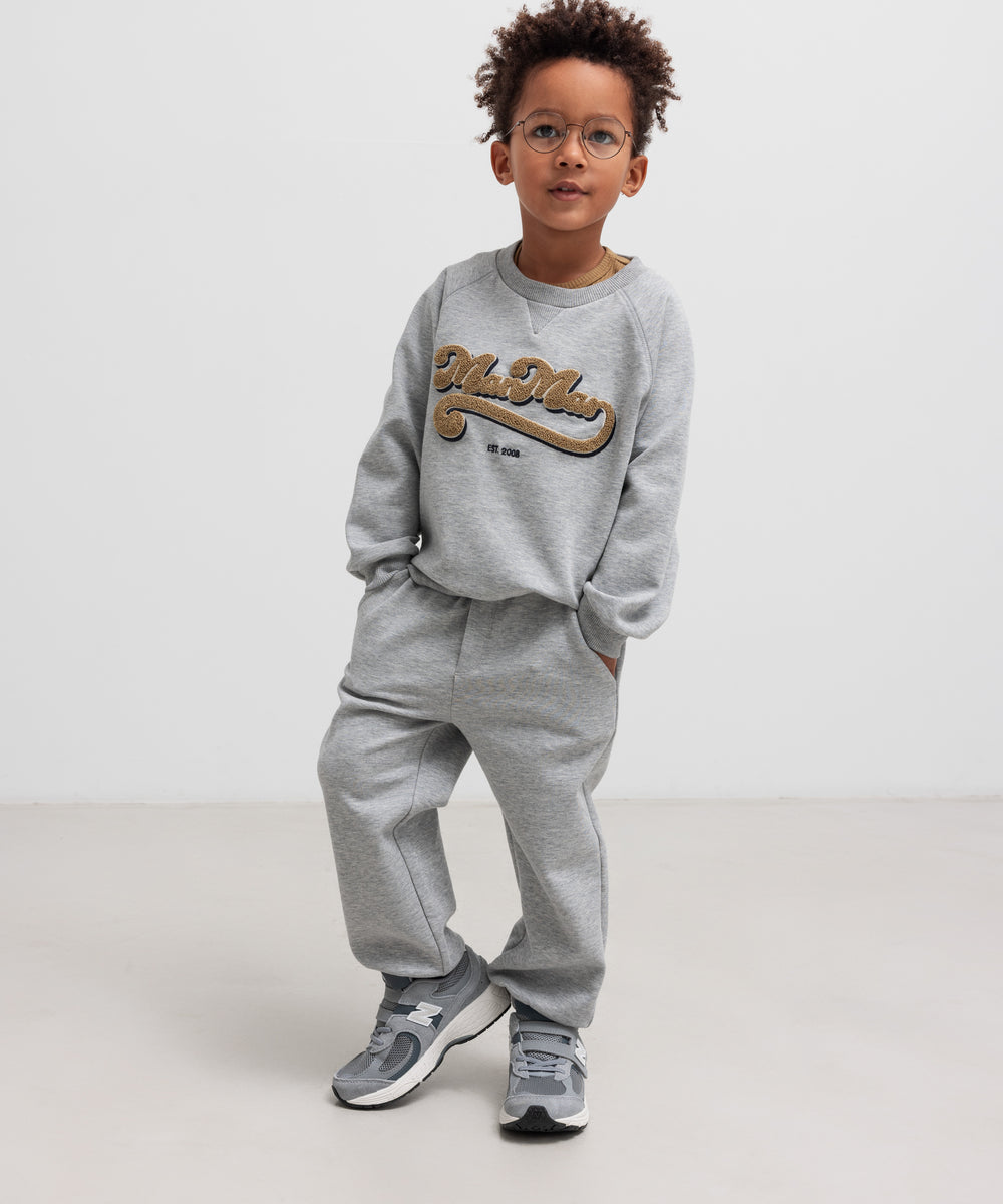 Børn iført grå sweatshirt og matchende bukser