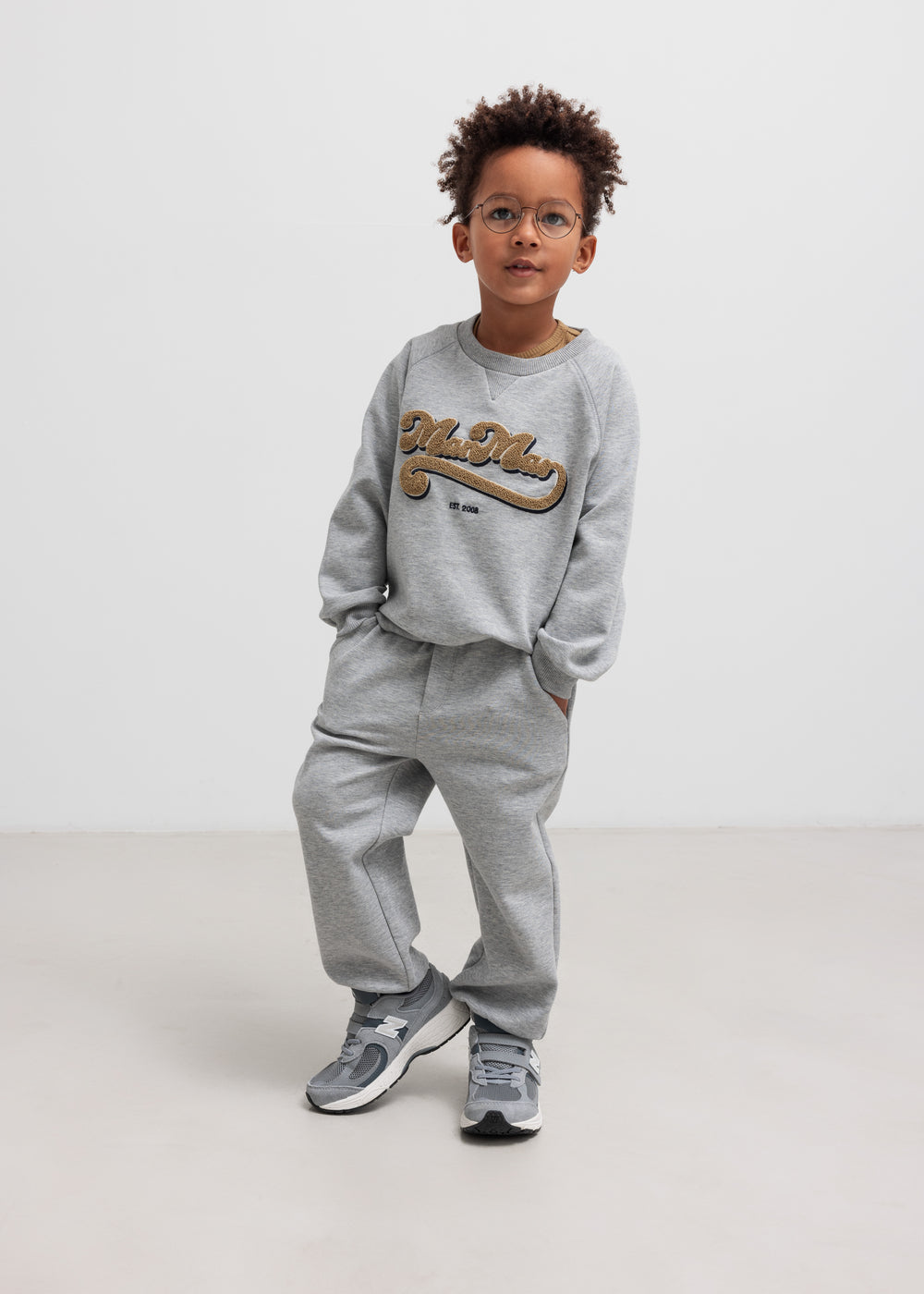 Børn iført grå sweatshirt og matchende bukser