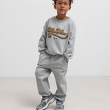 Børn iført grå sweatshirt og matchende bukser