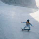 Børn skateboarding i skatepark