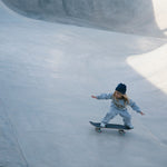 Børn skateboarding i skatepark