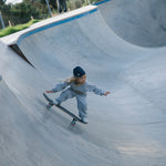 Børn skateboarding i skatepark