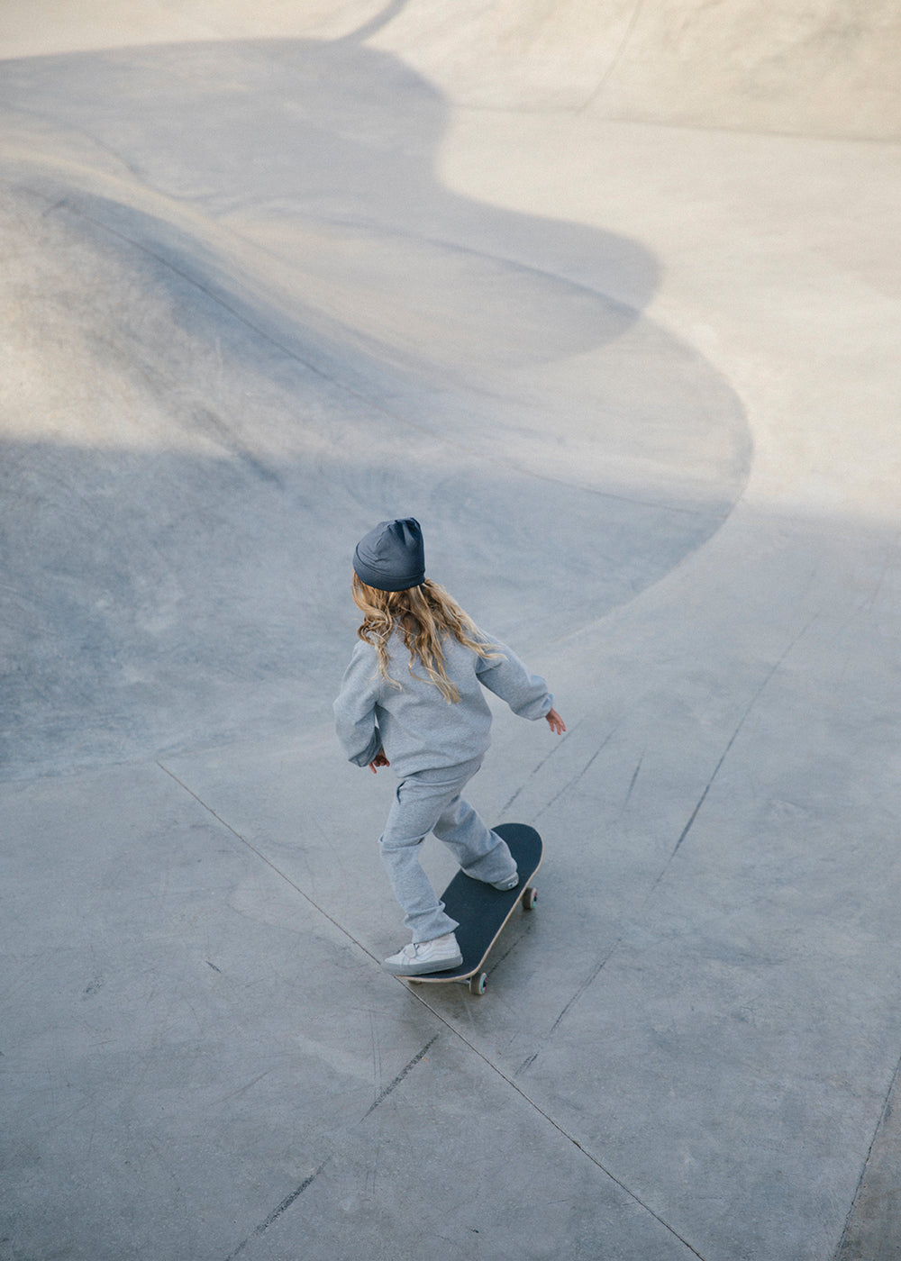 Børn skateboarding i skatepark