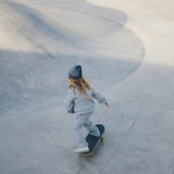 Børn skateboarding i skatepark