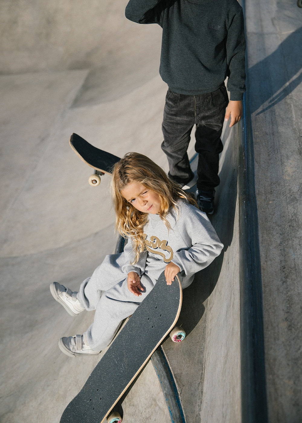 Børn på skateboards ved skatepark