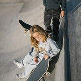 Børn på skateboards ved skatepark