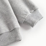 Detalje af ærme på grå sweatshirt til børn