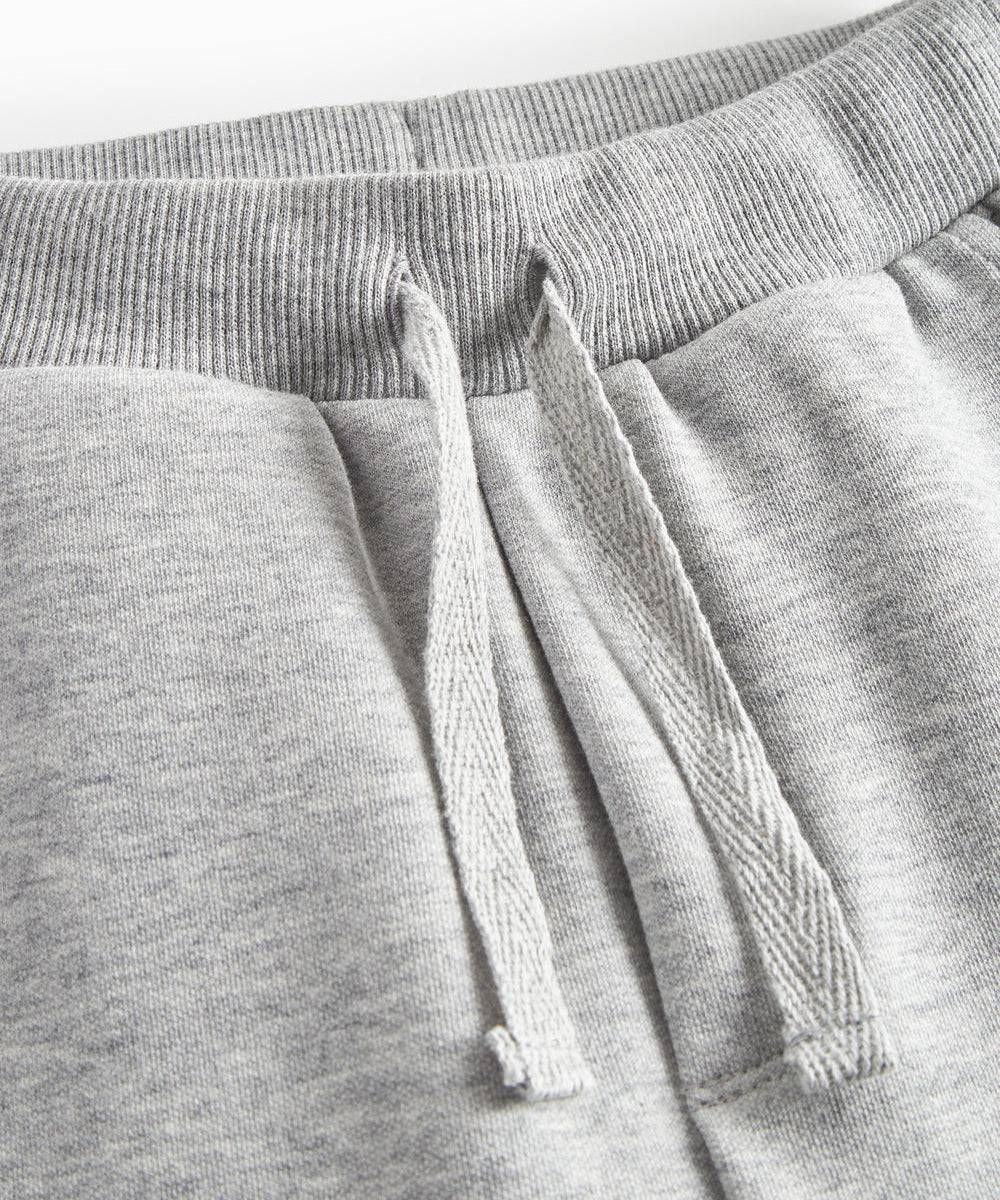 Detalje af snøre i talje på grå joggingbukser til børn