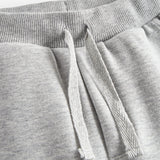 Detalje af snøre i talje på grå joggingbukser til børn