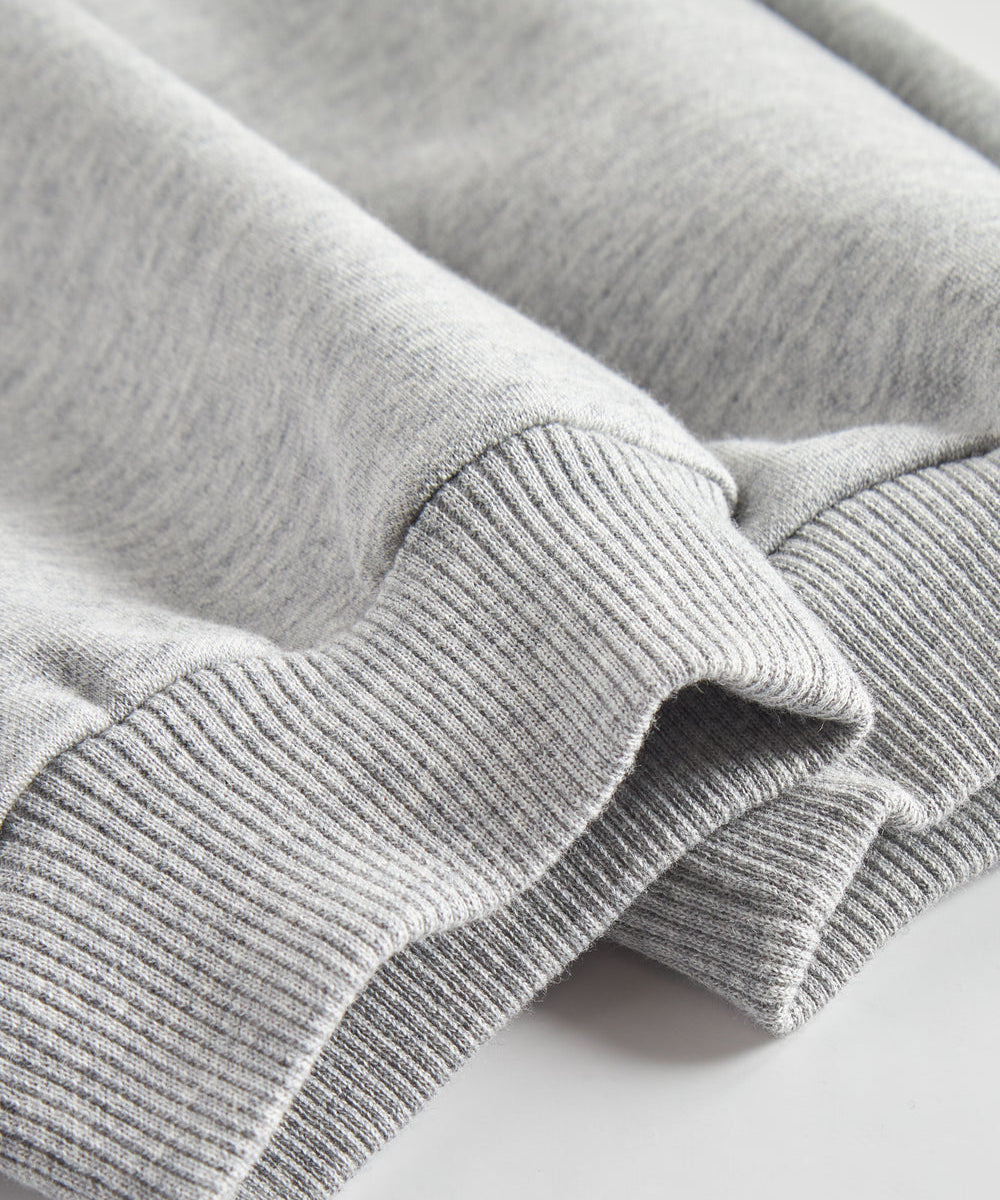 Detalje af ribkant ved ben på grå joggingbukser til børn