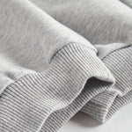 Detalje af ribkant ved ben på grå joggingbukser til børn