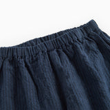 Detaljebillede af elastik i taljen på mørkeblå bukser