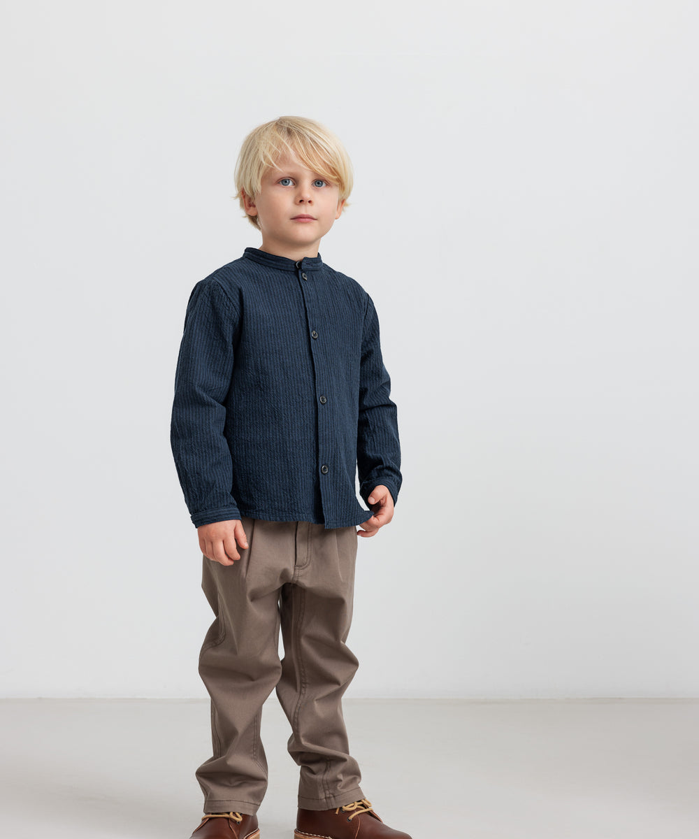 Dreng iført blå jakke og kaki bukser