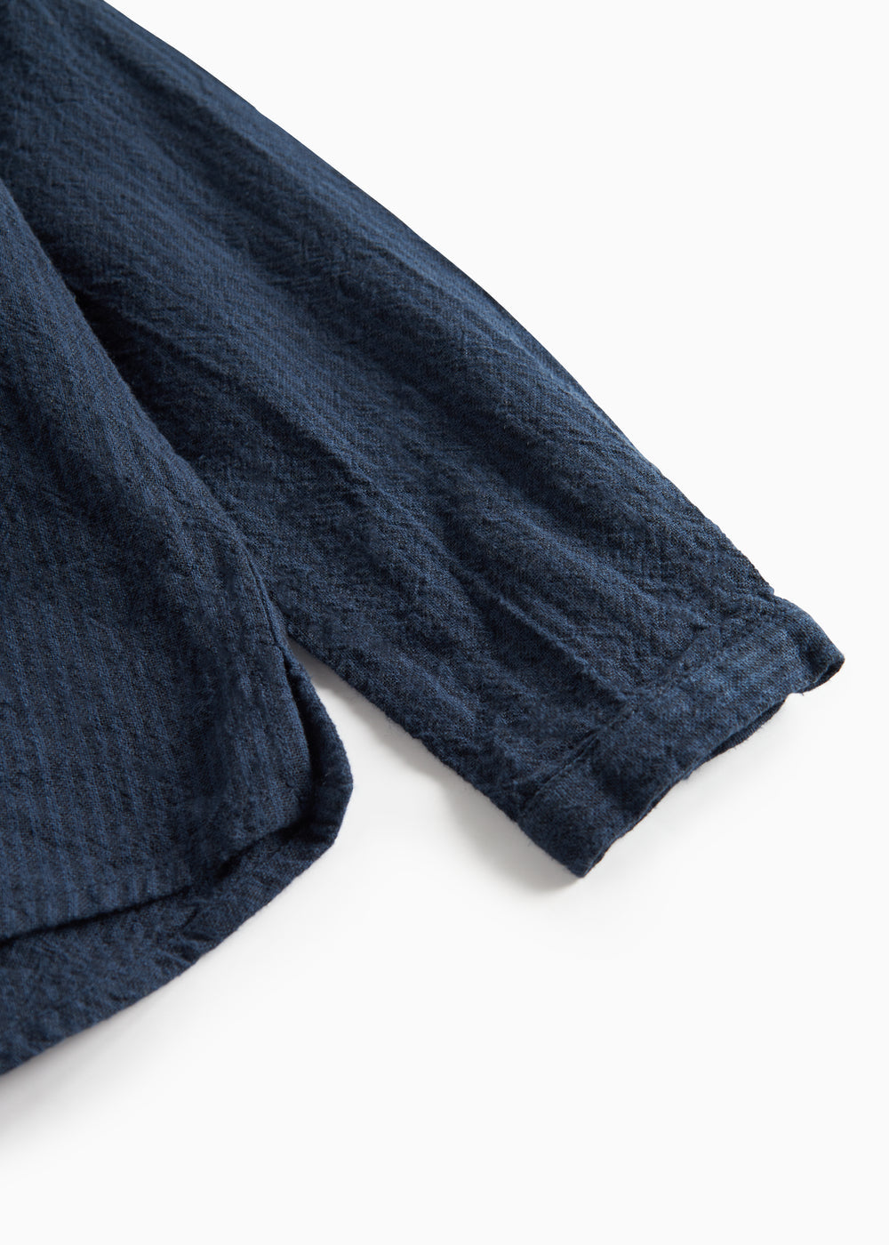 Detaljebillede af ærmekant med elastisk afslutning på mørkeblå skjorte