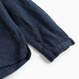 Detaljebillede af ærmekant med elastisk afslutning på mørkeblå skjorte