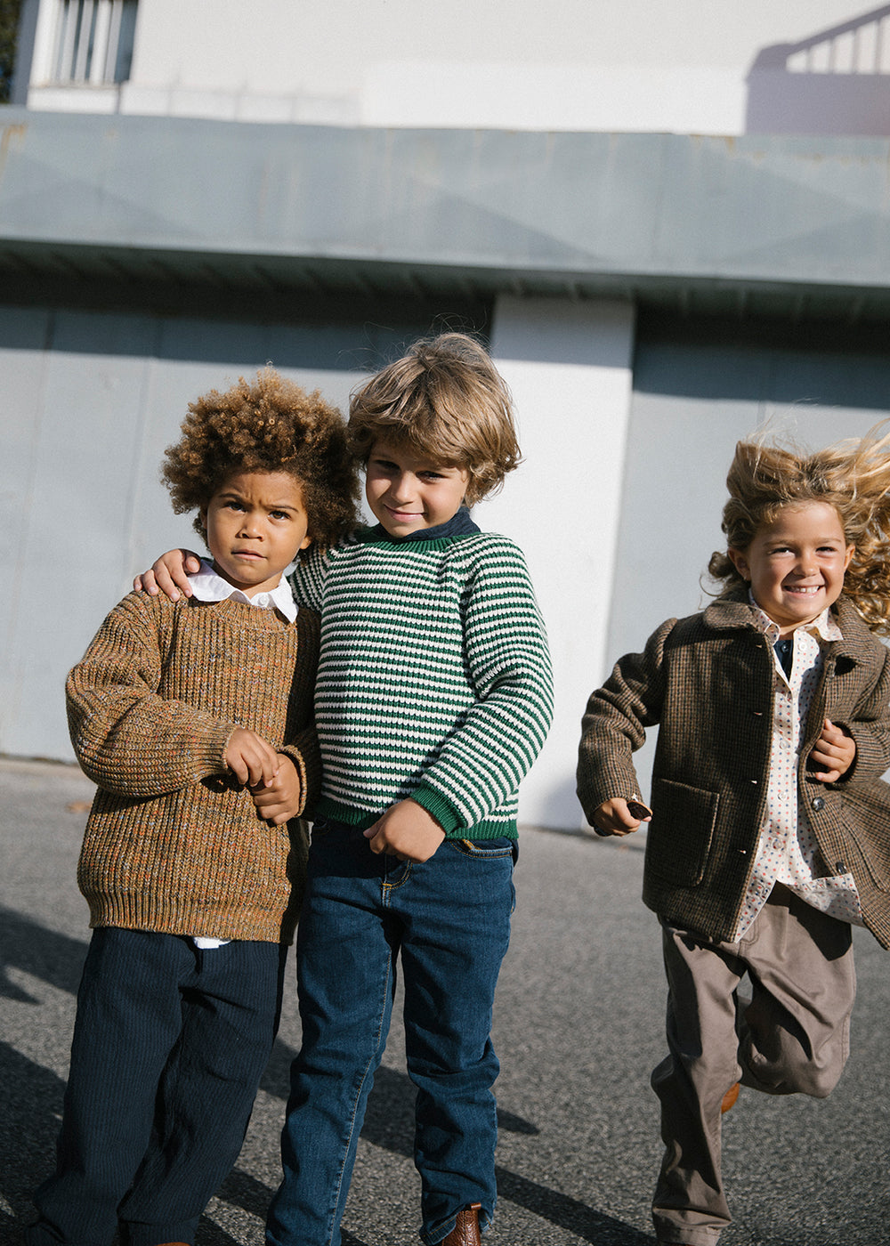 Gruppe af børn i strik trøjer udendørs