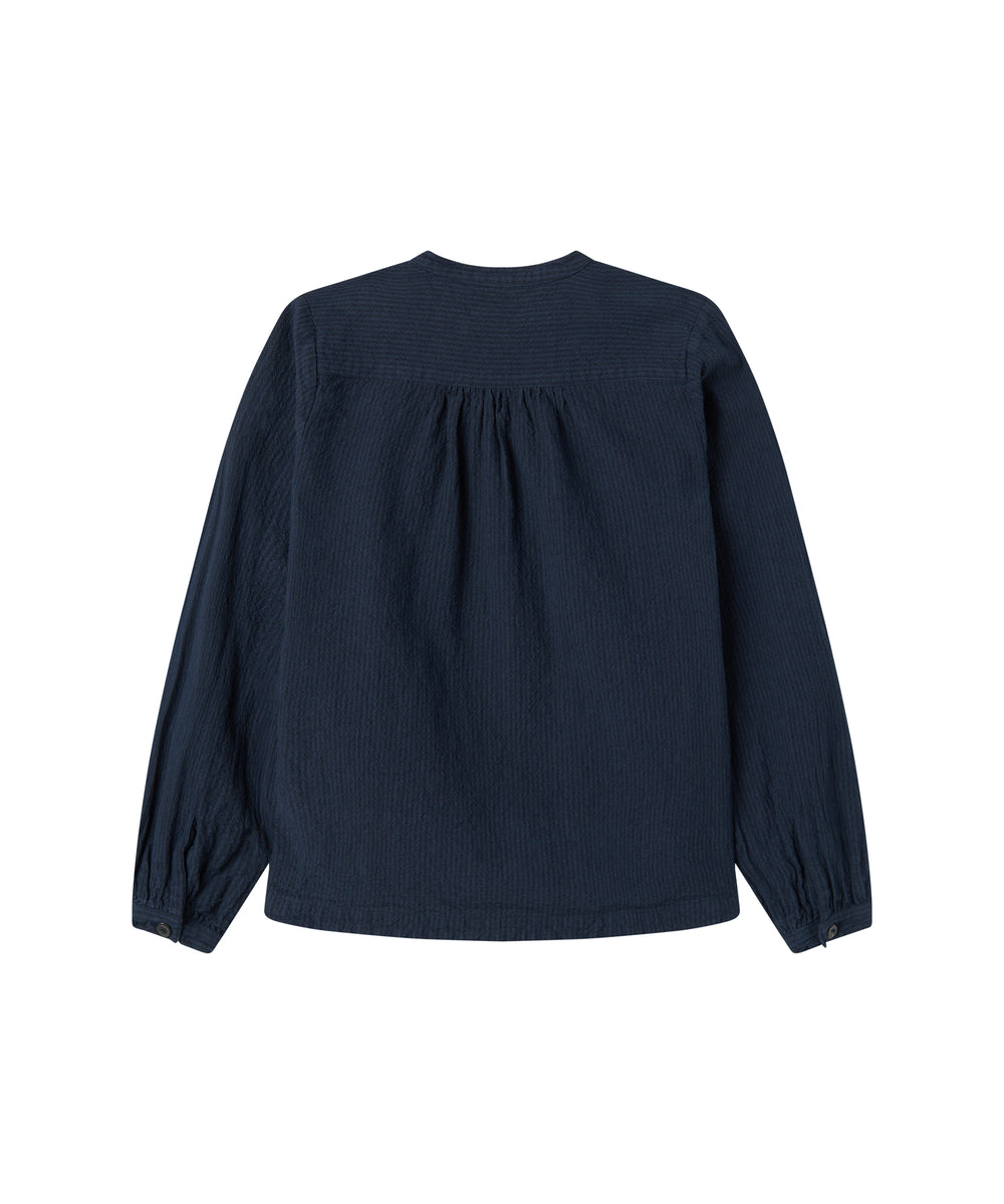 Mørkeblå bluse til kvinder set bagfra