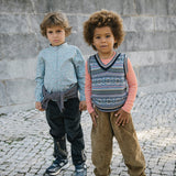 To drenge i brune fløjlsbukser leger udendørs