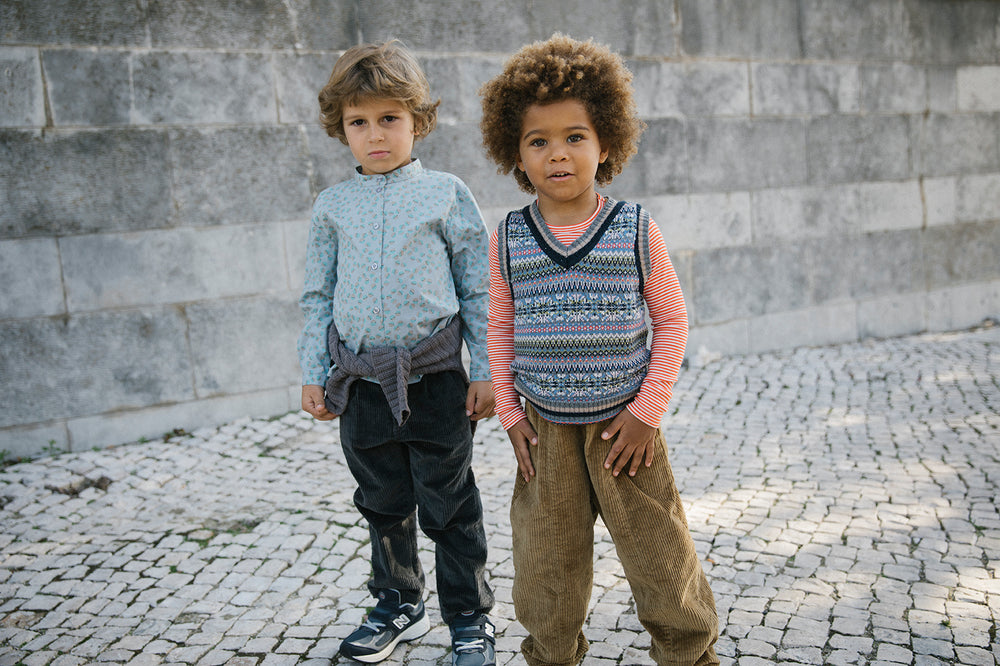 To drenge i brune fløjlsbukser leger udendørs