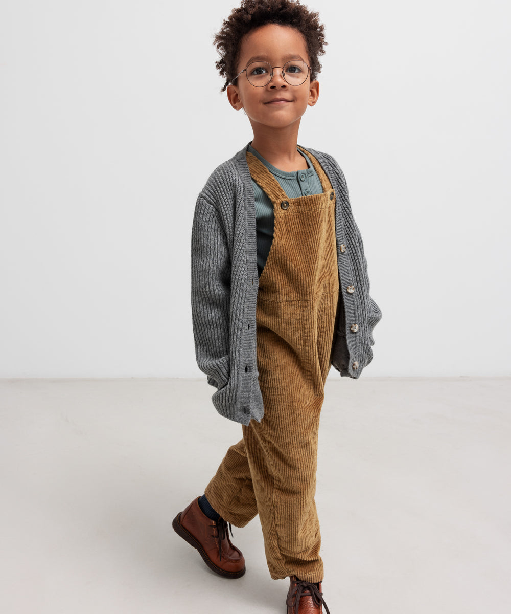 Dreng i brune selebukser og grå cardigan 