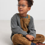 Dreng i brune selebukser og grå cardigan 