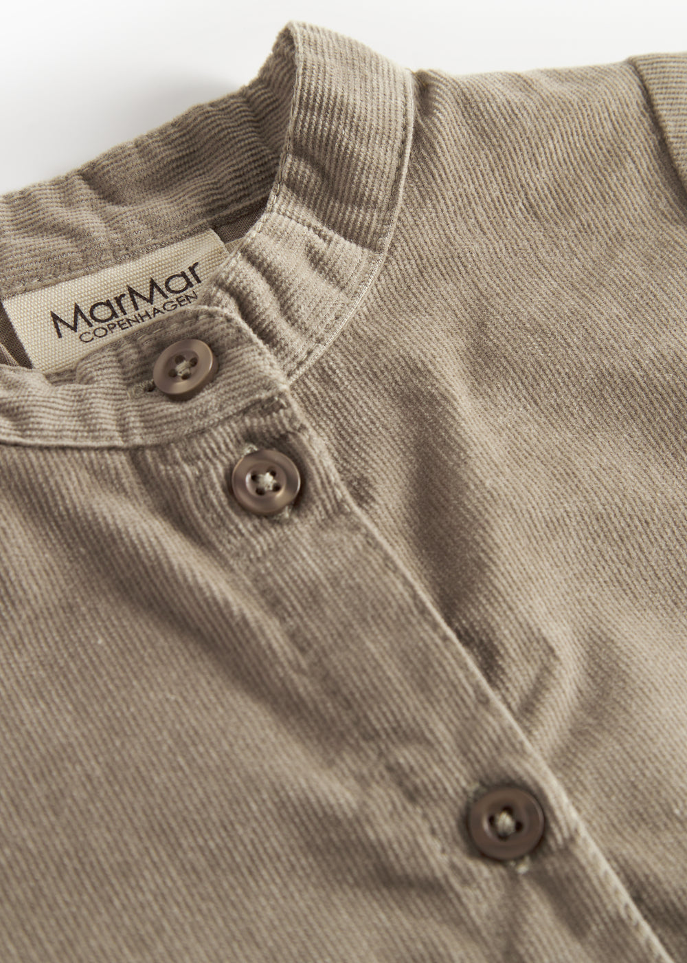 Beige babyfløjlsskjorte med lange ærmer og kinakrave til børn