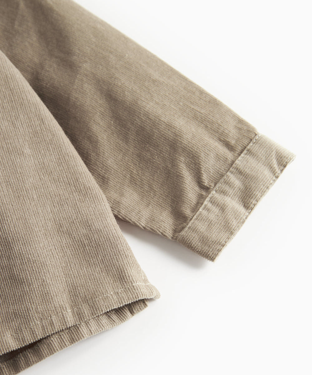 Beige babyfløjlsskjorte med lange ærmer og kinakrave til børn