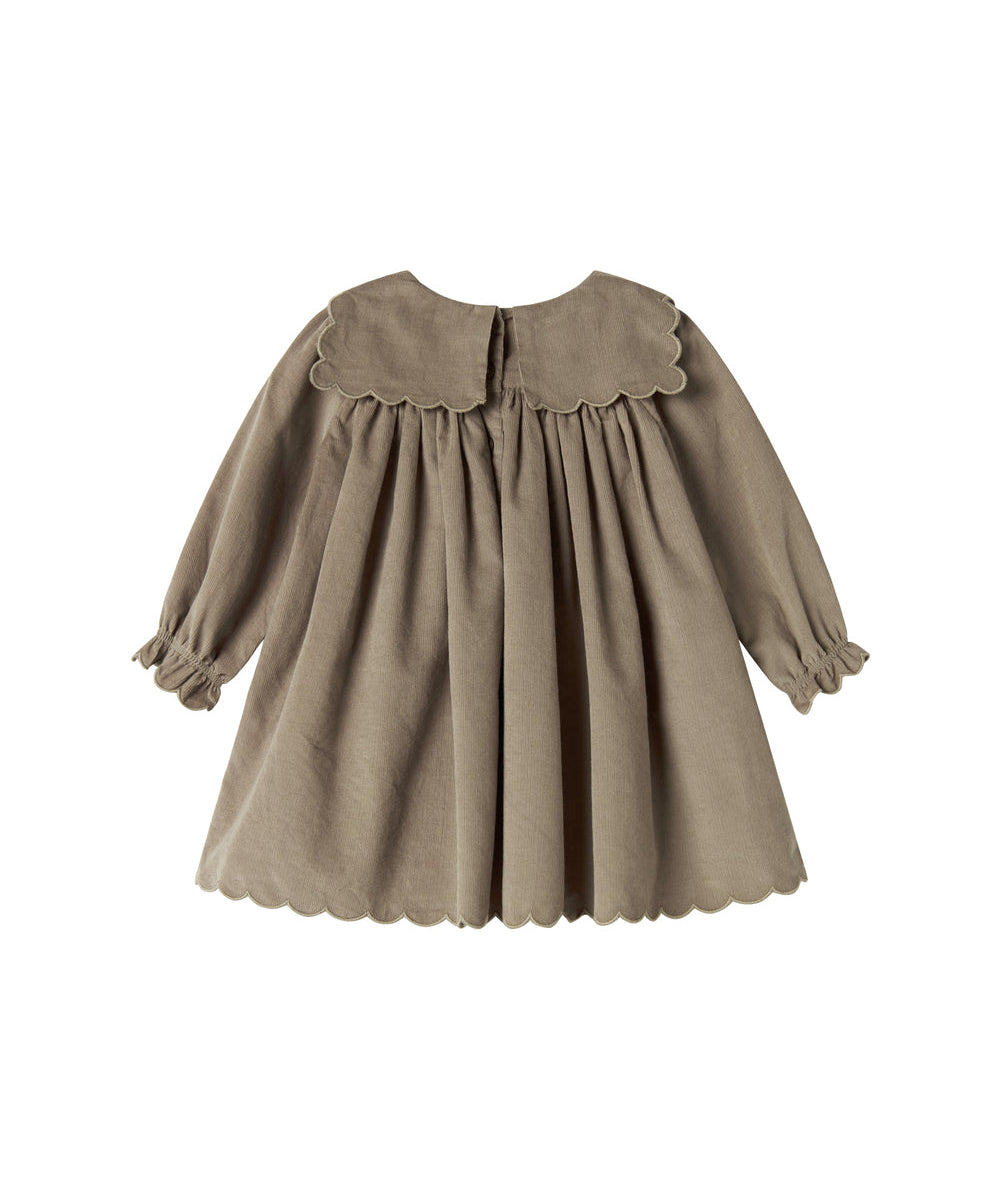 Beige babyfløjlskjole med lange ærmer, bølgekant og lommer til børn