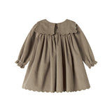 Beige babyfløjlskjole med lange ærmer, bølgekant og lommer til børn