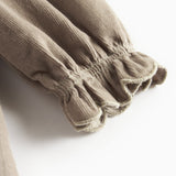 Beige babyfløjlskjole med lange ærmer, bølgekant og lommer til børn