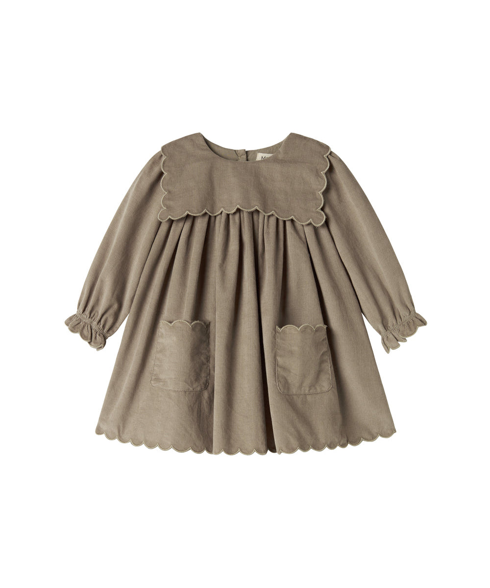 Beige babyfløjlskjole med lange ærmer, bølgekant og lommer til børn