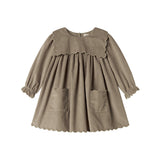 Beige babyfløjlskjole med lange ærmer, bølgekant og lommer til børn