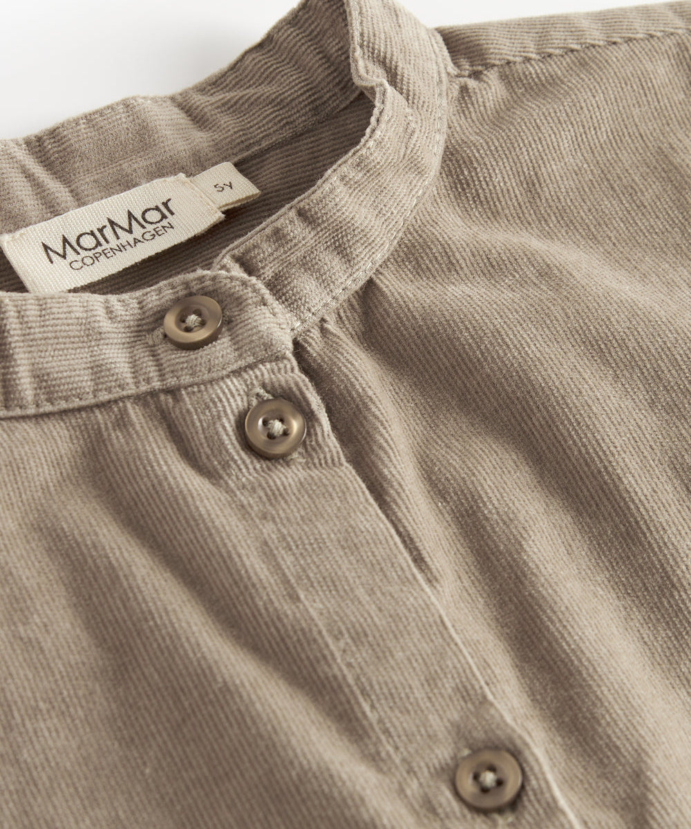 Beige skjorte i babyfløjl med lange ærmer og kinakrave til børn