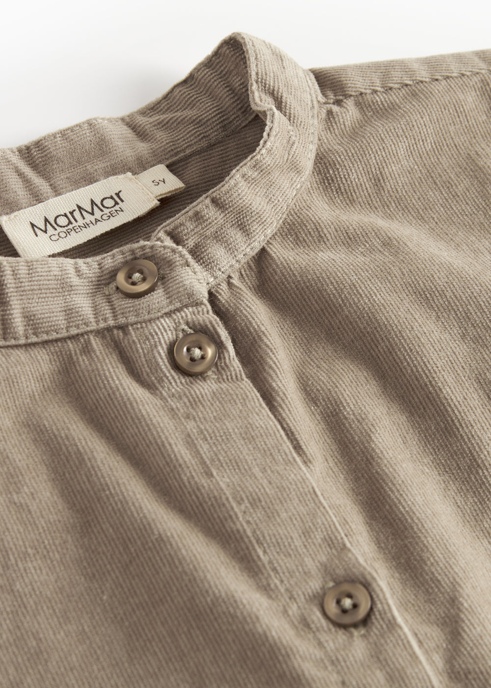 Beige skjorte i babyfløjl med lange ærmer og kinakrave til børn