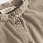 Beige skjorte i babyfløjl med lange ærmer og kinakrave til børn