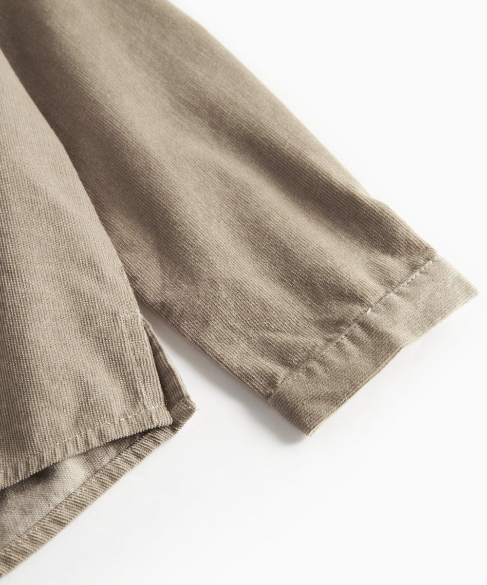 Beige skjorte i babyfløjl med lange ærmer og kinakrave til børn