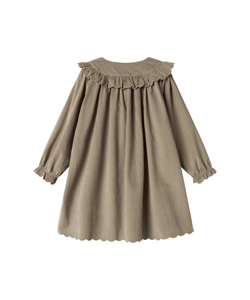 Beige babyfløjlskjole med lange ærmer, flæser og bølgekant til børn