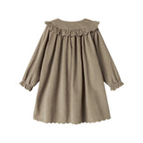 Beige babyfløjlskjole med lange ærmer, flæser og bølgekant til børn